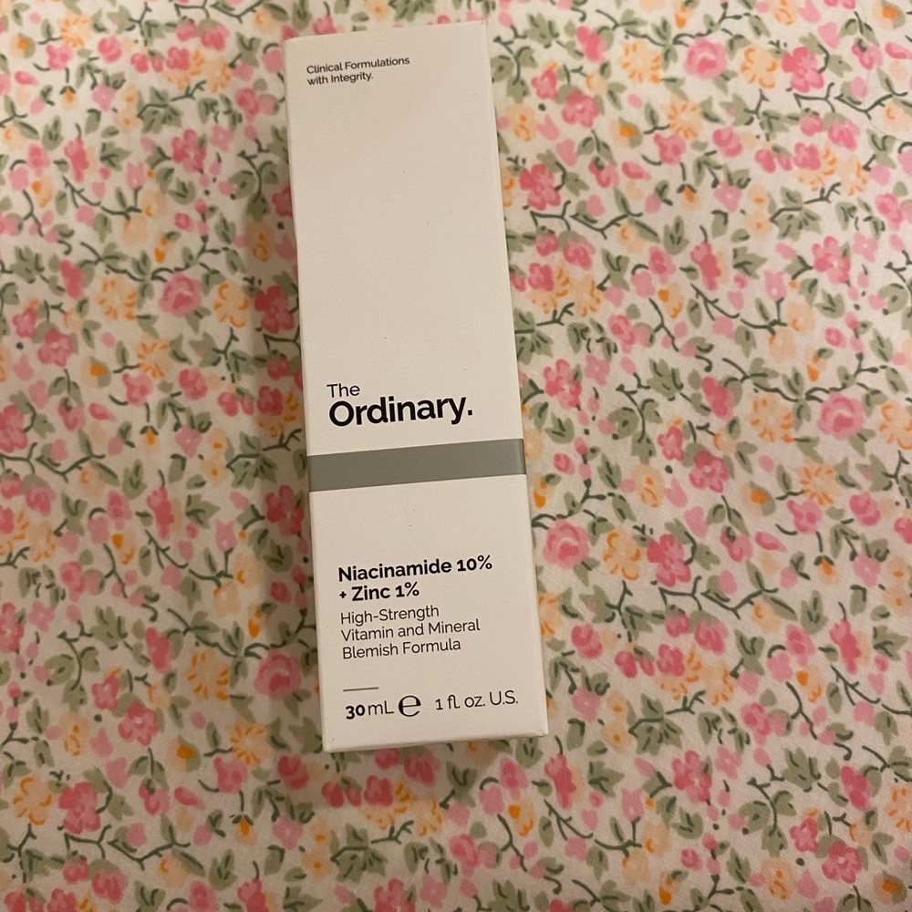 The Ordinary White and Gray Niacinamide 10% + Zinc 1% Boxed Serum